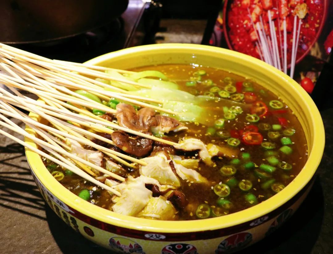 串串香火锅：传统美食新风尚