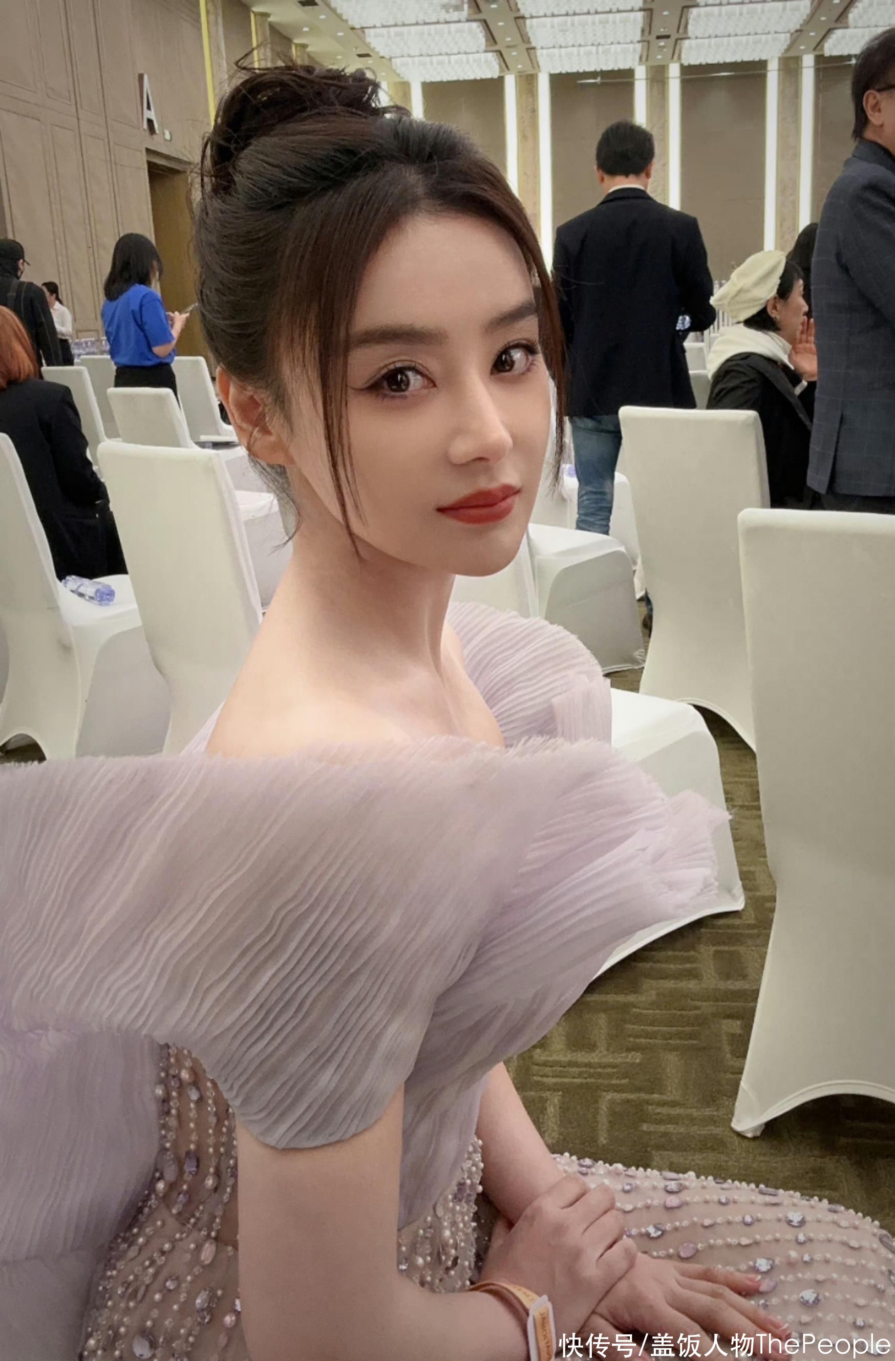 斗鸡眼,摔倒,真空上阵…42张图直击21位女星, 北影节红毯好精彩_实时