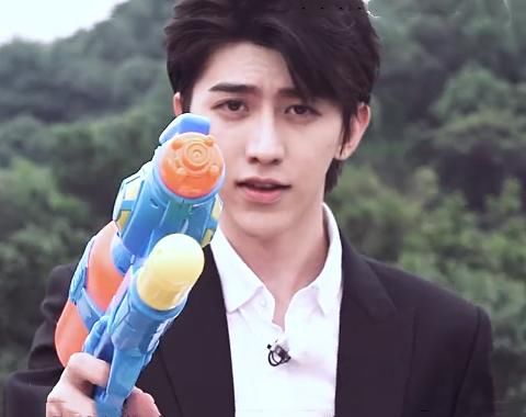 钦佩|吴磊快速通过轮胎障碍时,baby一脸钦佩,谁注意到蔡徐坤反应