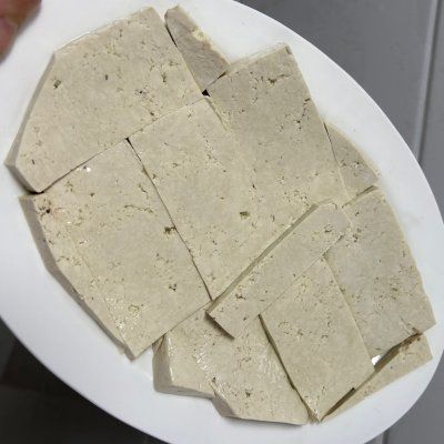1,市场买的现杀鲈鱼,在表面和肚子均匀抹上盐和白胡椒粉做法步骤白