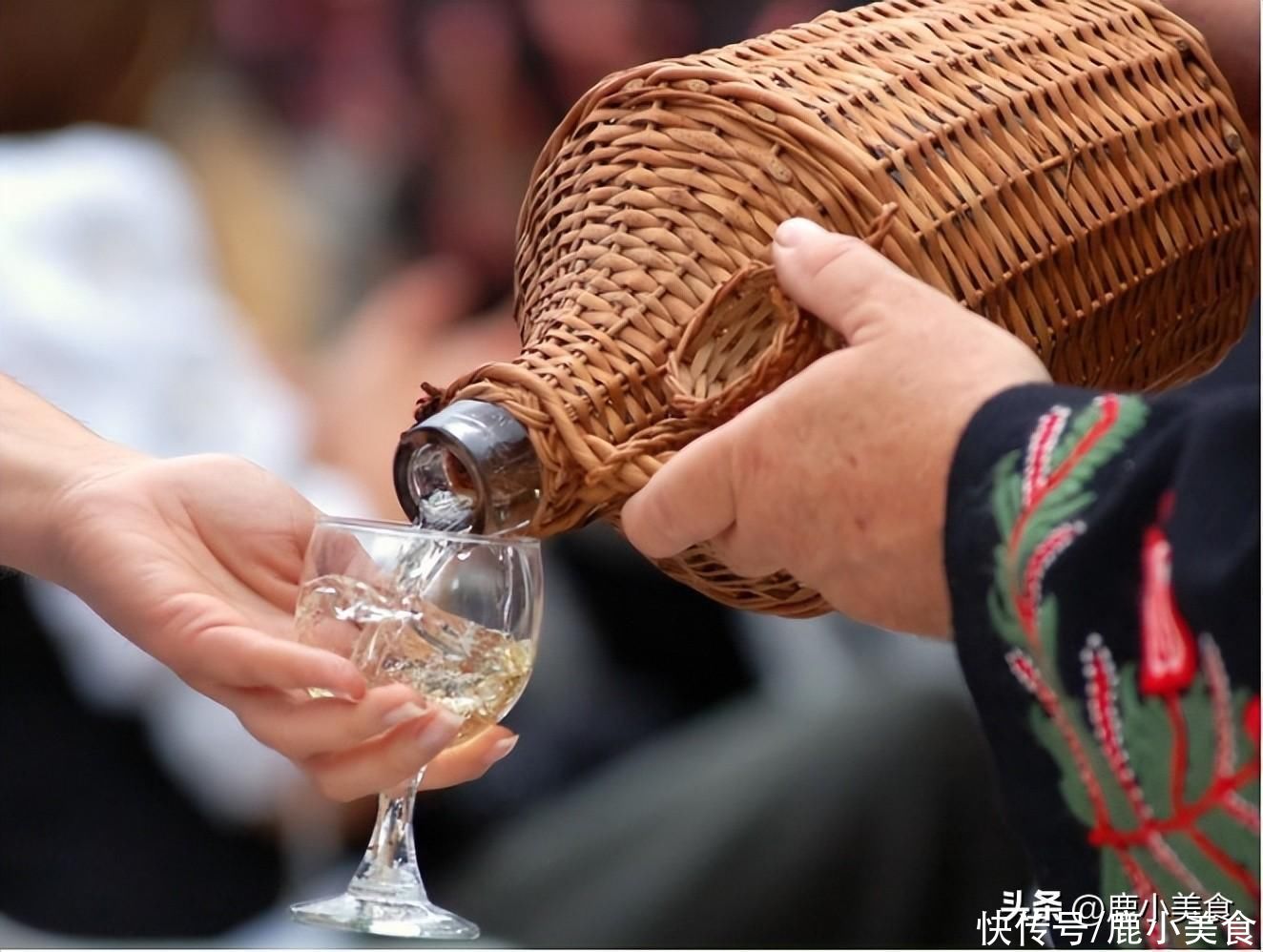 给人倒酒时,记住别用"祭祀手",这是酒桌大忌,早知早受益-无忧推荐